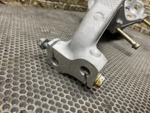 Кулак поворотный левый для Porsche Macan 95B 2014-2023 на фотографиях