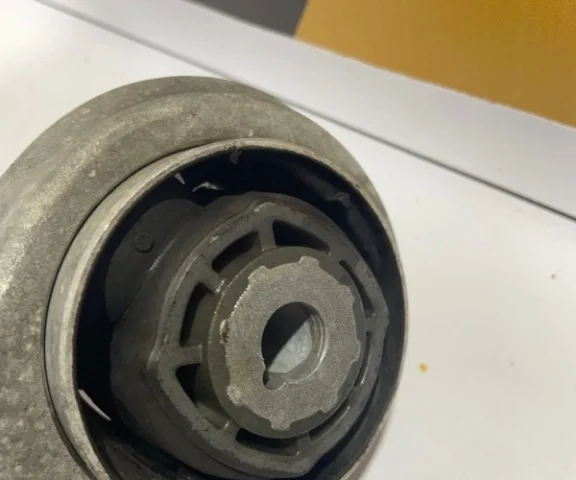 Рычаг передний левый нижний для Mercedes-Benz S class W222 2013-2017 на фотографиях