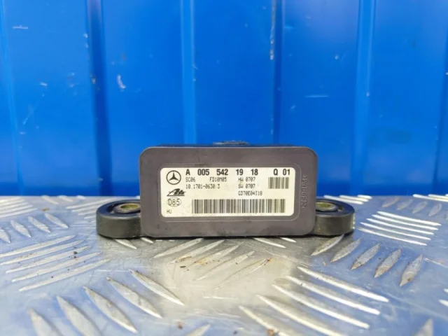 Датчик углового ускорения ESP для Mercedes-Benz C class W204 2007-2014 на фотографиях