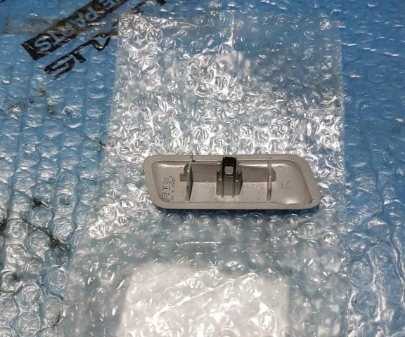 Крышка форсунки фароомывателя левая для Toyota Land Cruiser J200 Rest2 2015-2021 на фотографиях