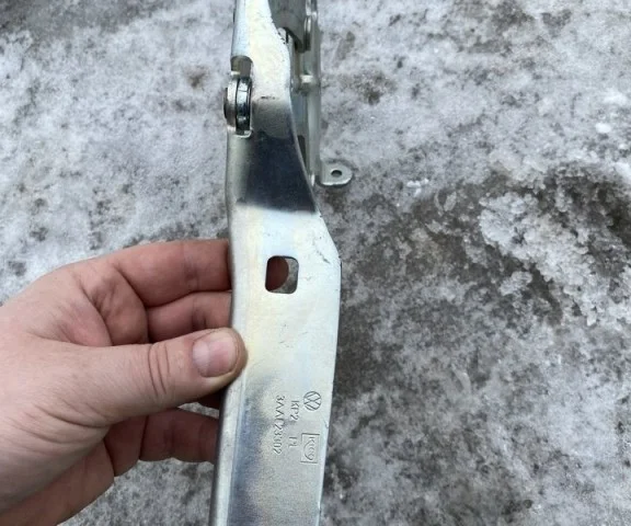 Петля капота левая для Volkswagen Passat (B7) 2010-2014 на фотографиях