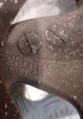 Кулак поворотный левый для Porsche Macan 95B 2014-2023 на фотографиях