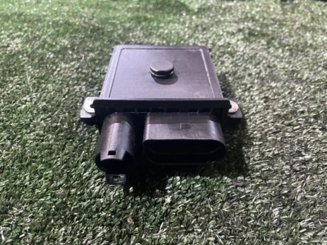 Реле свечей накала для BMW X5 Е70 2006-2013 на фотографиях