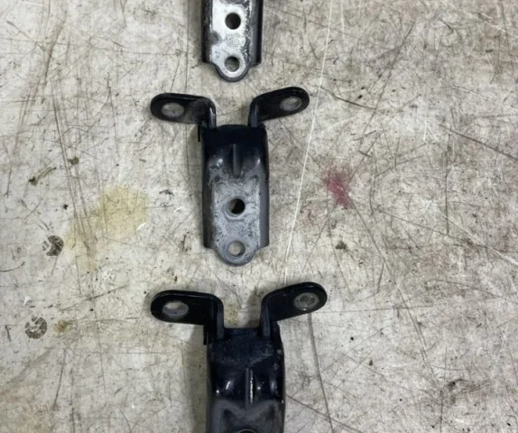 Петля двери задняя левая нижняя для Kia Cerato YD 2016-2020 rest. на фотографиях