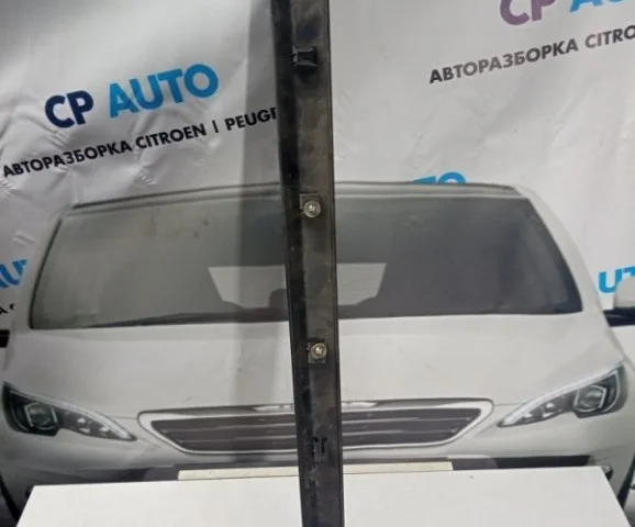 Накладка на дверь передняя левая для Peugeot 308 T7 Хэтчбек 2007-2014 на фотографиях