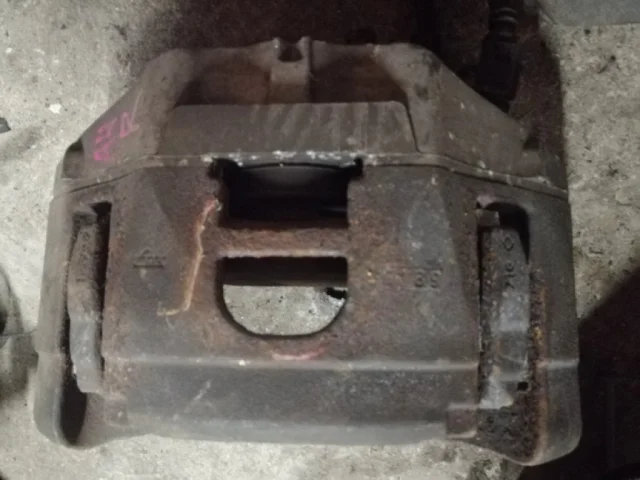 Суппорт передний правый для Audi A4 B7 2004-2008 на фотографиях