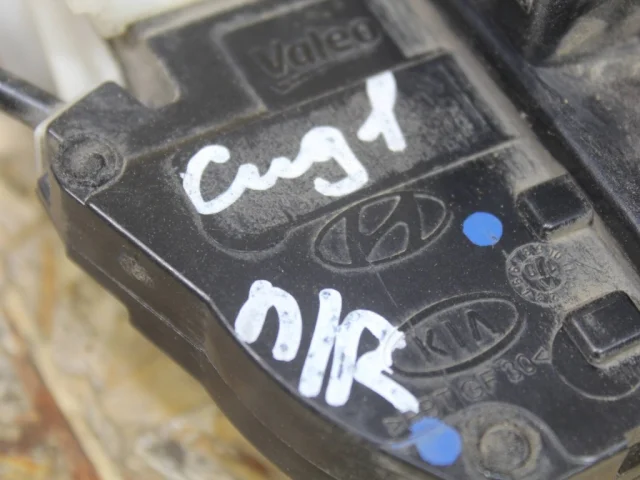 Уплотнитель передней правой двери для Kia Ceed 1 SW ED Rest 2010-2012 на фотографиях