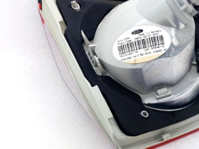 Фонарь внутренний правый для Ford Kuga CBV 2008-2013 на фотографиях