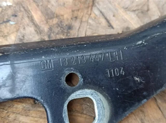 Петля капота правая для Opel Astra H Седан 2004-2014 на фотографиях