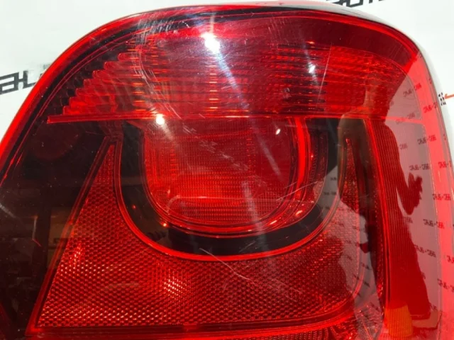 Фонарь правый для Volkswagen Polo V (6R) 2009-2014 на фотографиях