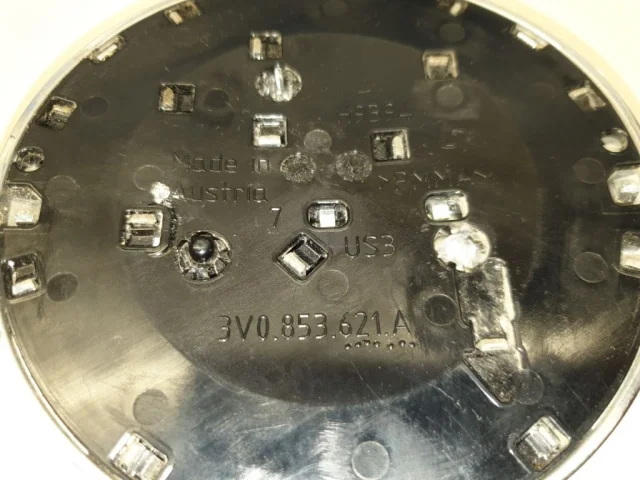 Эмблема на капот для Skoda Octavia A7 Tour на фотографиях