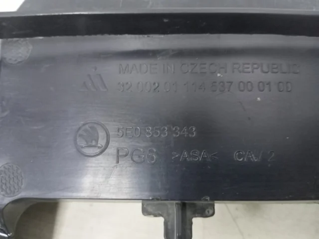 Кожух замка капота для Skoda Octavia A8 на фотографиях