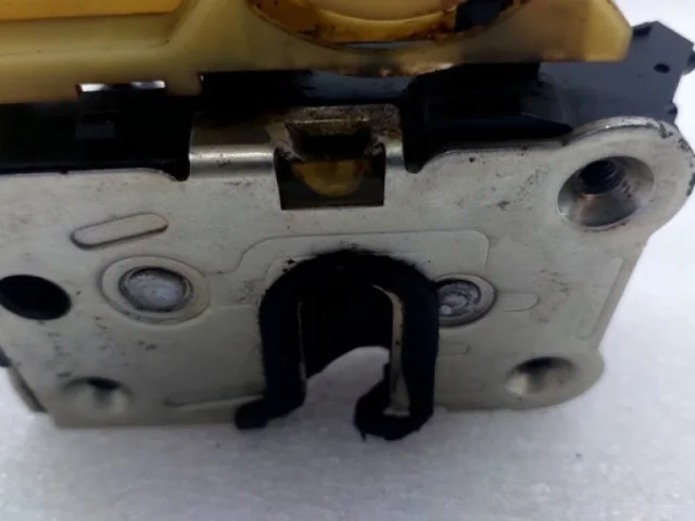 Уплотнитель передней правой двери для Renault Duster HS 2010-2015 на фотографиях