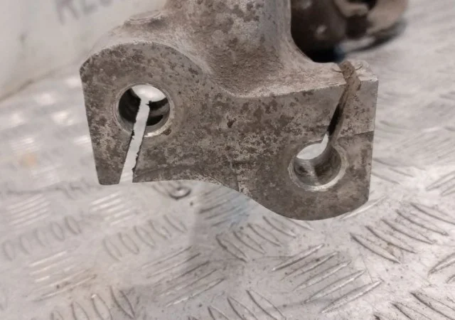 Кулак поворотный правый для Porsche Macan 95B 2014-2023 на фотографиях