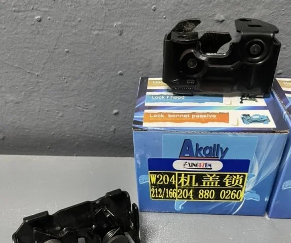 Фиксатор стойки капота для Mercedes-Benz GLK class X204 2008-2016 на фотографиях