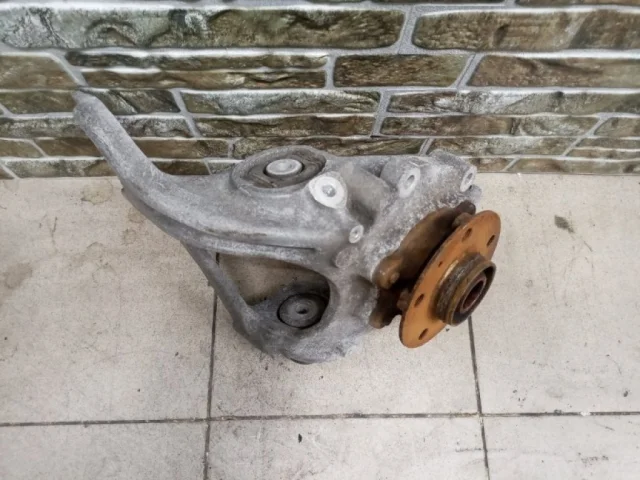 Цапфа задняя левая для Audi A6 C7 2010-2018 на фотографиях