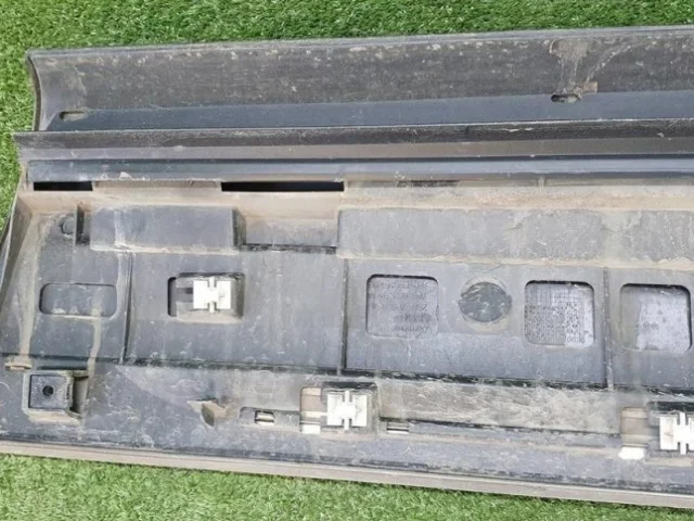 Накладка на дверь передняя левая для Volkswagen Touareg II (7P5) 2010-2014 на фотографиях