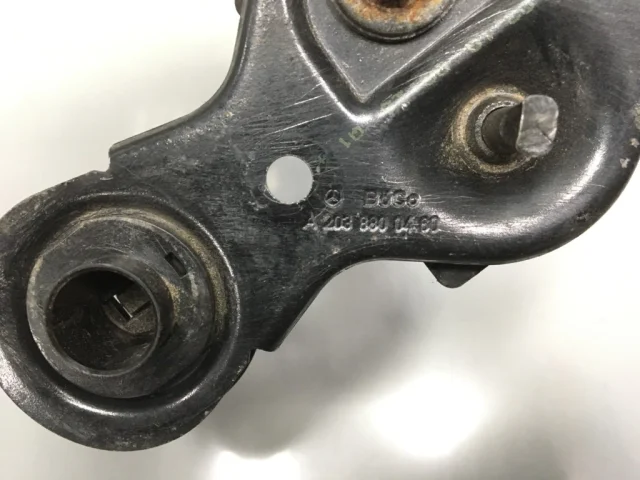 Замок капота левый для Mercedes-Benz M class W164 2005-2011 на фотографиях