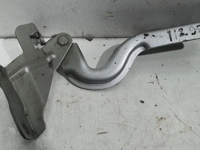 Петля капота левая для Nissan Almera G15 2012-2019 на фотографиях