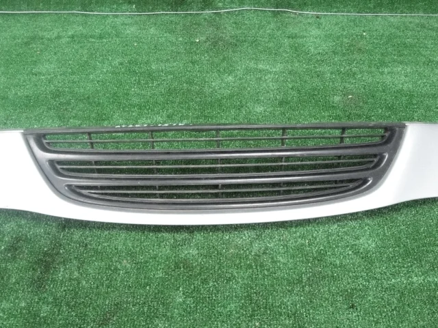 Решетка радиатора для Toyota Avensis Седан T220 1997-2003 на фотографиях