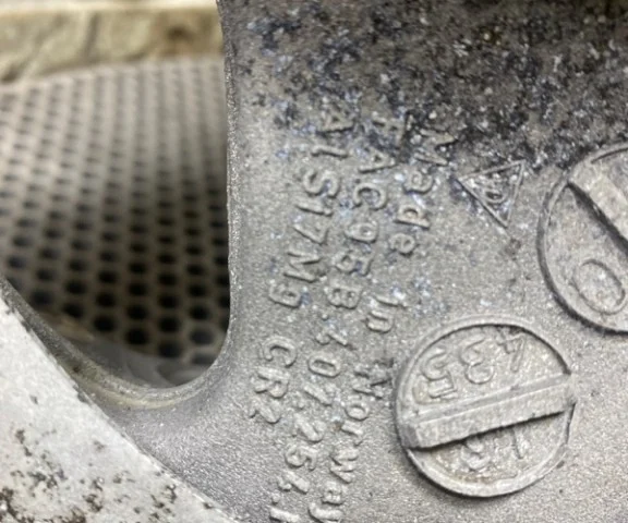 Кулак поворотный левый для Porsche Macan 95B 2014-2023 на фотографиях