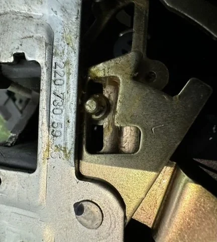 Замок задней левой двери для Mercedes-Benz S class W220 1998-2005 на фотографиях