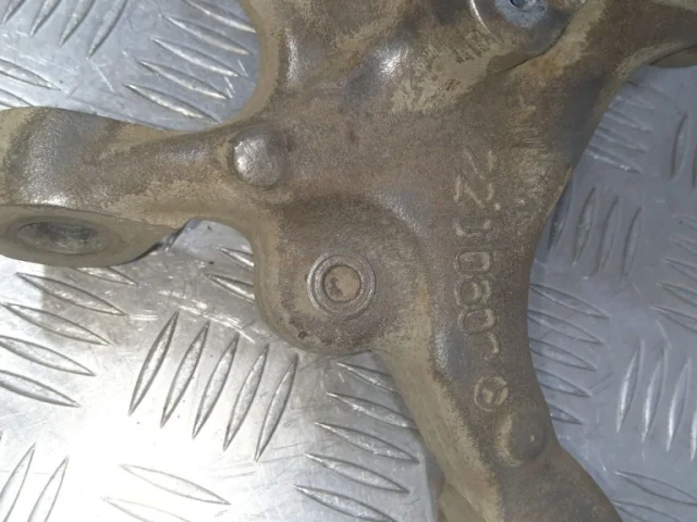 Кулак поворотный правый для Mercedes-Benz S class W220 1998-2005 на фотографиях