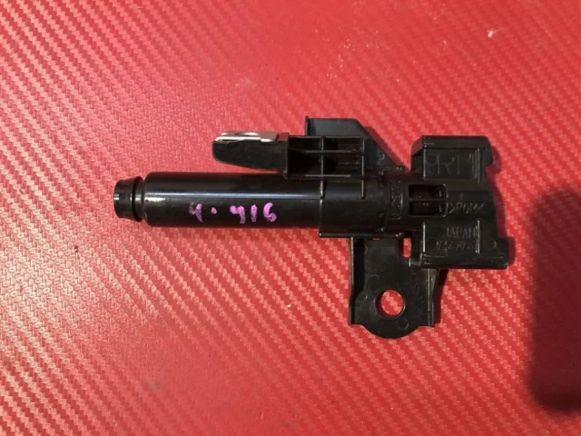 Форсунка фароомывателя правая для Subaru Forester SJ rest 2016-2019 на фотографиях