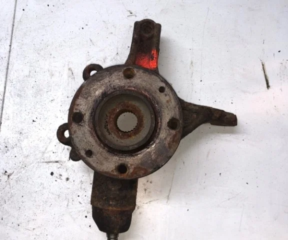 Кулак поворотный левый для Citroen C4 Хэтчбек 3dr 2004-2011 на фотографиях