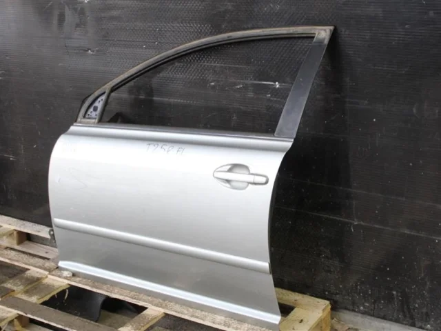 Двери для Toyota Avensis Универсал T250 2003-2008 на фотографиях