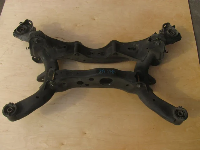 Задний подрамник для Nissan Teana J31 2003-2007 на фотографиях