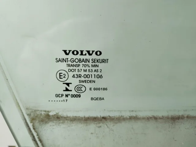 Уплотнитель передней правой двери для Volvo XC90 II L 2014-2019 на фотографиях