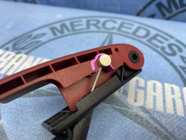 Трос замка капота для Mercedes-Benz C class CL203 2000-2008 на фотографиях