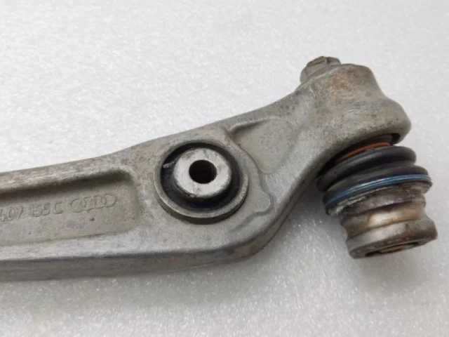 Качающийся рычаг левый для Audi A4 B8 2007-2015 на фотографиях