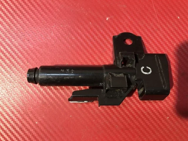 Форсунка фароомывателя правая для Subaru Forester SJ rest 2016-2019 на фотографиях