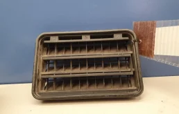 Решетка вентиляционная левая для BMW 5er 2000 года на фотографиях