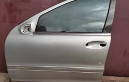 Стекла и зеркала для Mercedes-Benz C class 2004 года на фотографиях