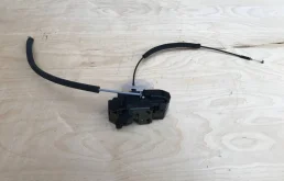 Уплотнитель передней правой двери для Nissan Qashqai 2013 года на фотографиях