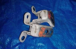 Петля двери передней левой нижняя для Toyota RAV4 2005 года на фотографиях