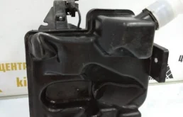 Бачок стеклоомывателя передний для Volkswagen Polo 2017 года на фотографиях