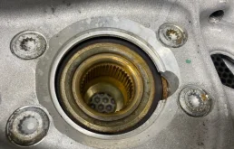 Кулак поворотный левый для Porsche Macan на фотографиях