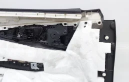 Уплотнитель передней правой двери для Nissan X-Trail 2022 года на фотографиях