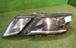 Фара ксенон левая для Skoda Octavia 2014 года на фотографиях