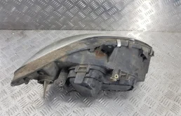 Фара правая для Mercedes-Benz Vito 2005 года на фотографиях