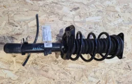 Амортизатор передний левый для Nissan Qashqai 2015 года на фотографиях