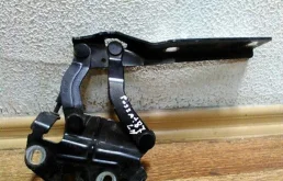 Петля капота правая для Volkswagen Passat на фотографиях