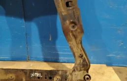 Подрамник двигателя для Nissan X-Trail 2011 года на фотографиях