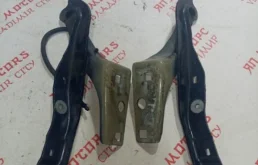 Петля капота левая для Peugeot 308 2010 года на фотографиях