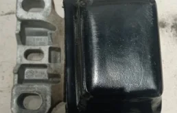 Опора двигателя передняя левая верхняя для Volkswagen Jetta 2005 года на фотографиях