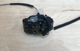 Уплотнитель передней правой двери для Nissan Qashqai 2013 года на фотографиях